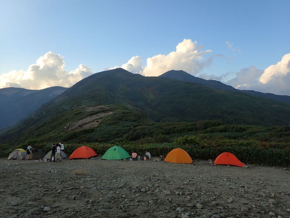 切合のキャンプ場　雲がもくもくと湧きあがり夕立が降った